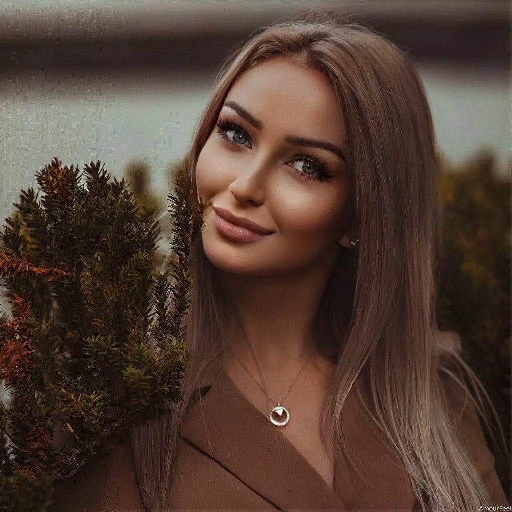 Elena Profile image 3